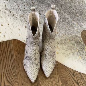 Matisse Aubrey Pointed Toe Kitten Heel Bootie